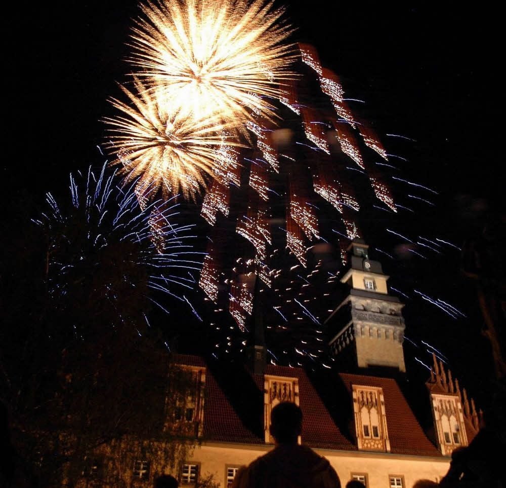 Auch Feuerwerk über dem Rathaus gibt es wieder.