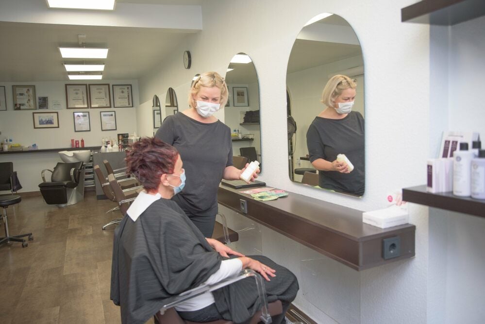 Susanne Eschen berät in ihrem Friseursalon in Ermsleben eine Kundin.