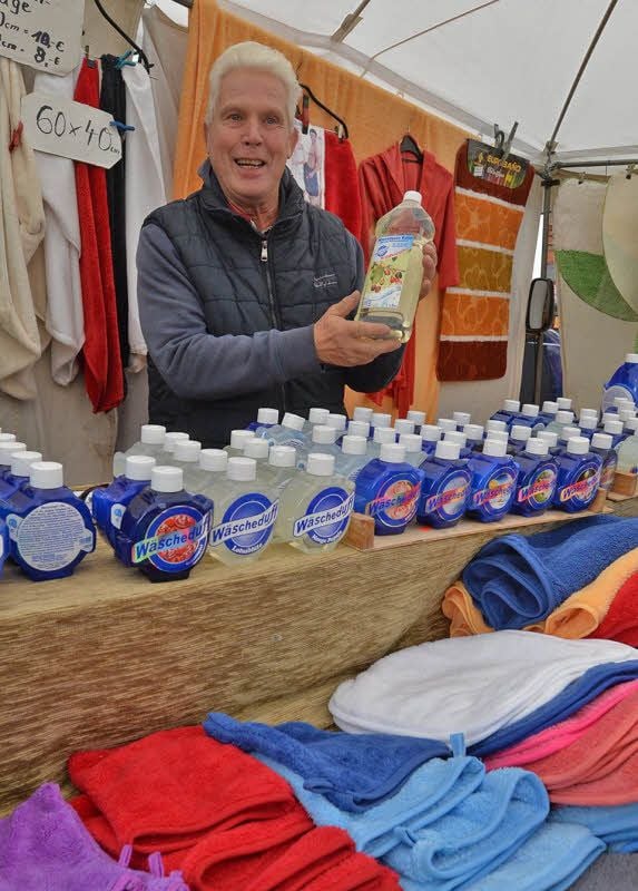 Das bisschen Haushalt ... nun ja. Bernd Kaiser auf dem Wochenmarkt.