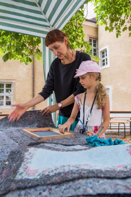 Angebot der Mönche: Klara schöpft mit ihrer Tante Papier.