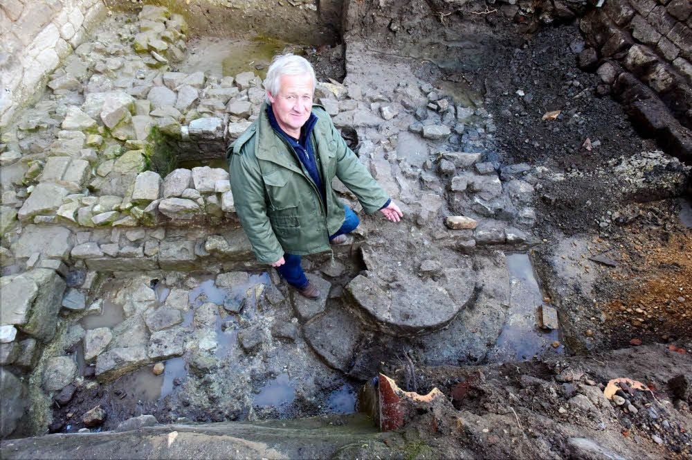Der österreichische Archäologe Peter Hiptmair präsentiert am Ende der Grabungen diesen Sensationsfund.