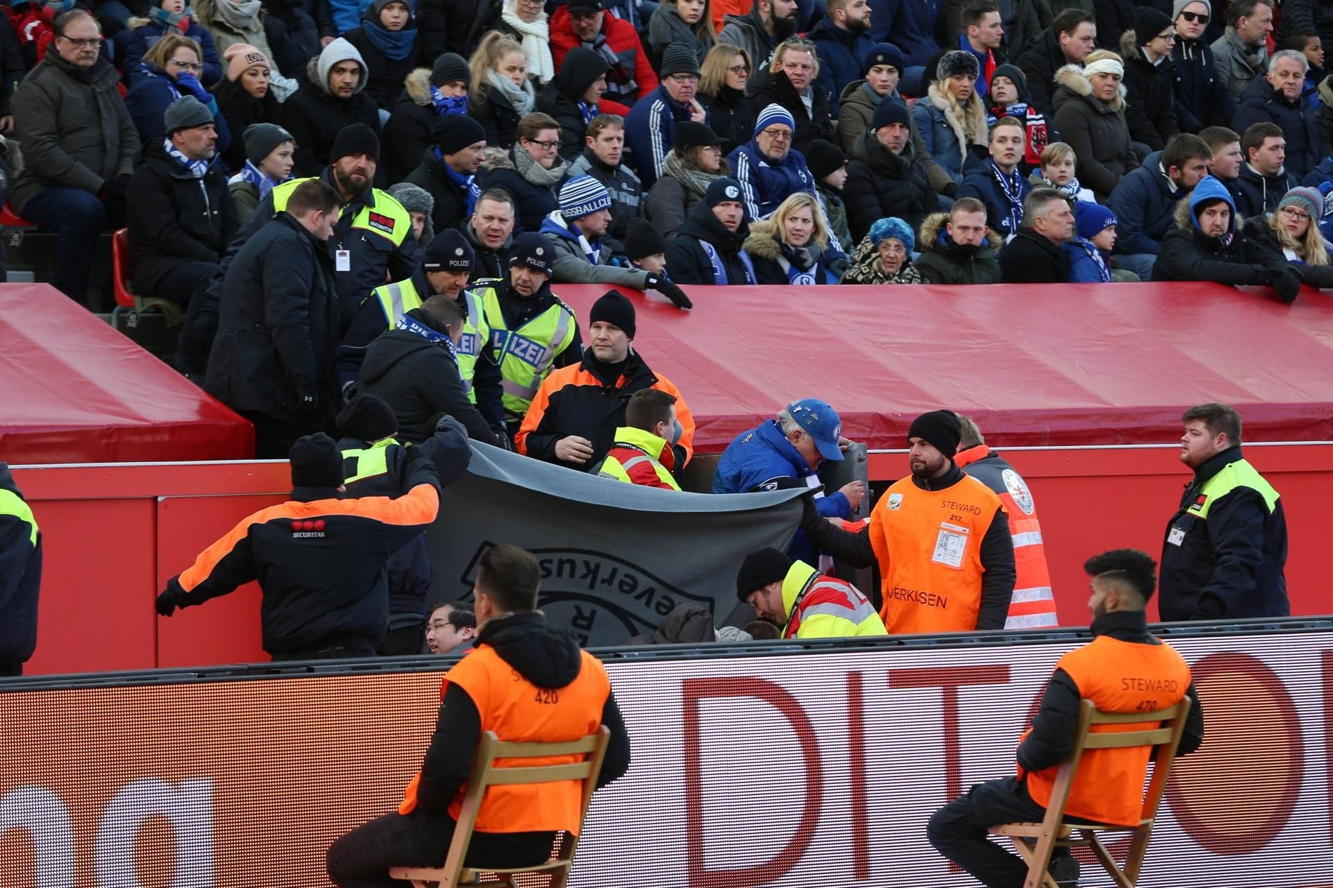 Bei einem Sturz wurden zwei Schalke-Fans in Leverkusen verletzt. Ein Notarzt versorgte die Fans vor Ort.