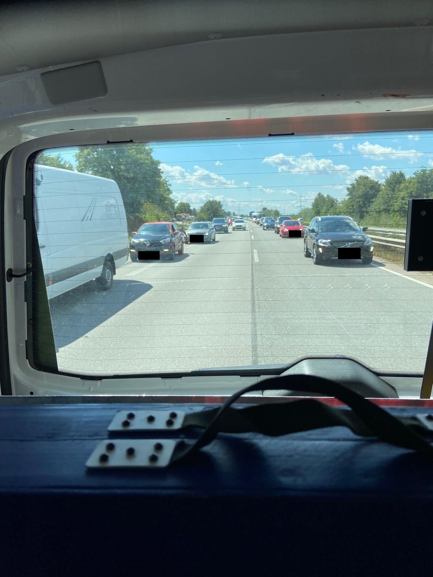 Die Fahrerin des weißen Pkw muss für einen Monat ihren Führerschein abgeben und 200 Euro Strafe zahlen da sie auf der A61 keine Rettungsgasse bildete.