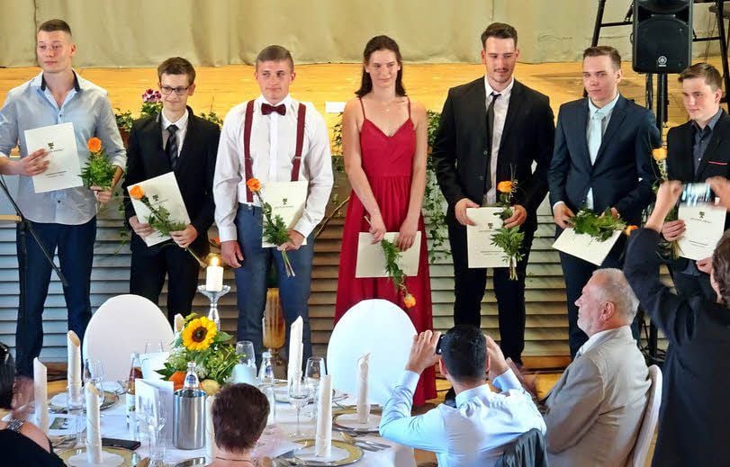 Sie sind die ersten sieben Jugendlichen, die ihr Abitur an der Gesamtschule im Gartenreich abgelegt haben.