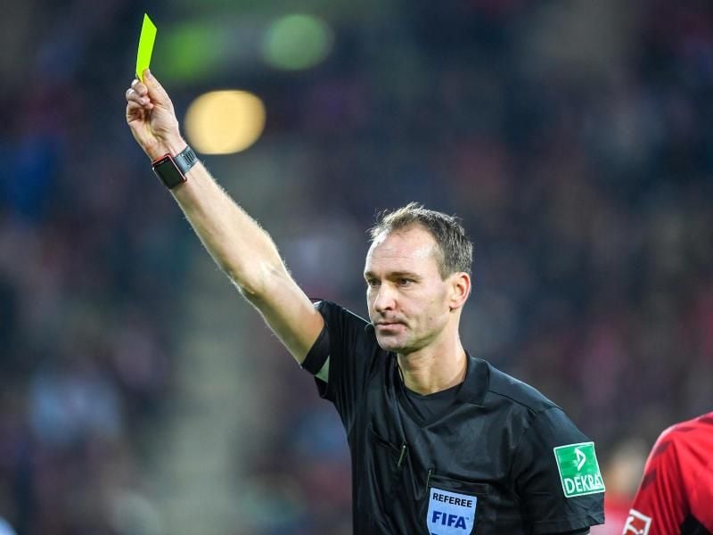 Hat die Gelbe Karte bald auch für Trainer und Betreuer Folgen? Foto: Patrick Seeger
