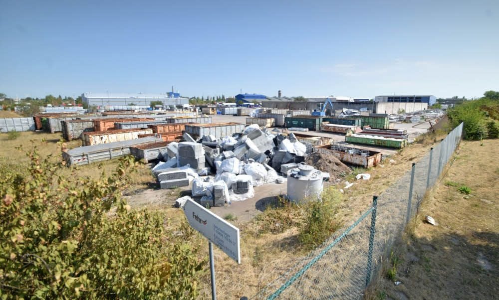 Der durch den Brand zerstörten Halle fehlt das Dach (rechts oben hinter dem blauen Bagger). Aktuell sind Auflagen erarbeitet und durch das Landesverwaltungsamt angeordnet worden, die vor der Wiederinbetriebnahme umzusetzen sind.