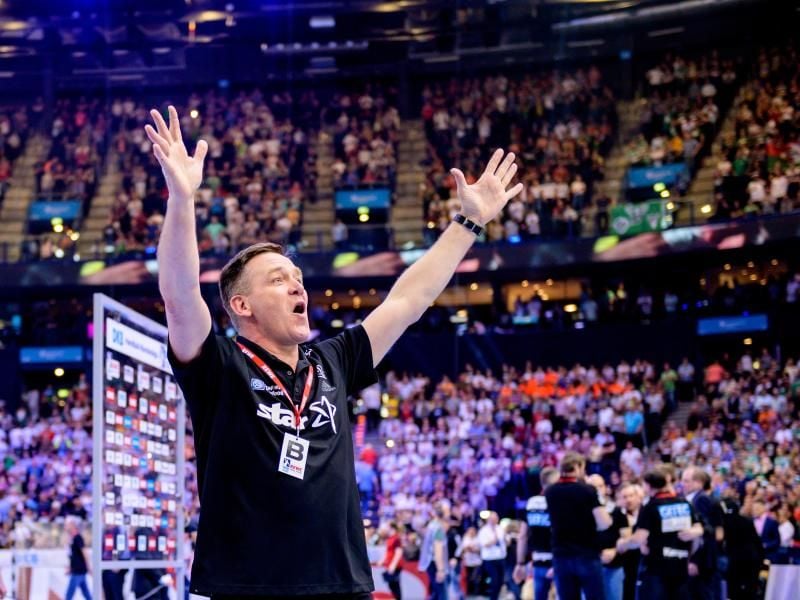 Trainer Alfred Gislason will mit dem THW Kiel die Meisterschaft holen. Foto: Axel Heimken