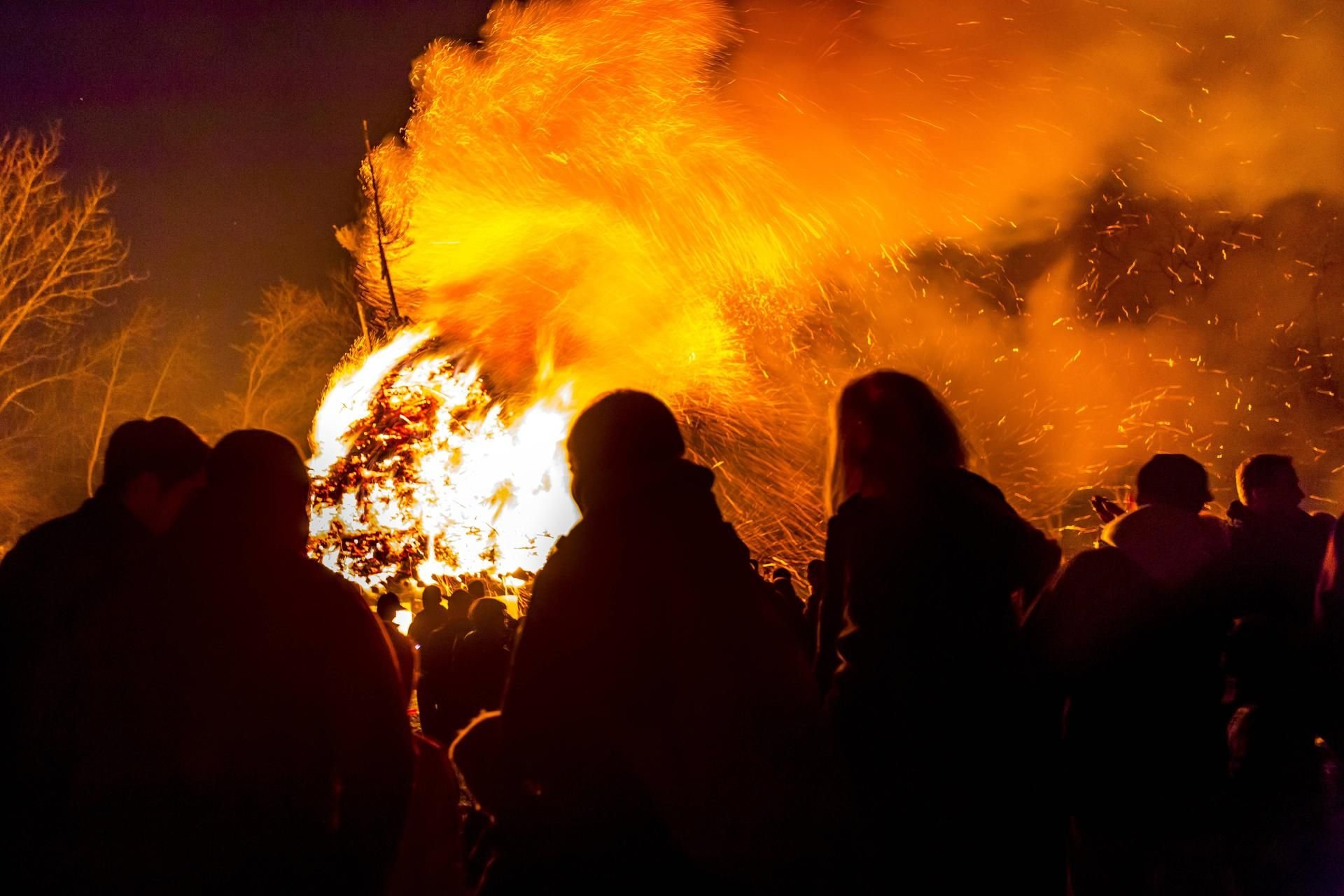 In vielen Orten gehört ein Osterfeuer einfach dazu.