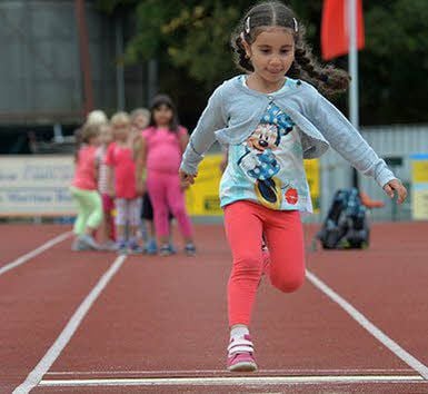 Marya vom Kinderhaus Staßfurter Höhe beim Weitsprung