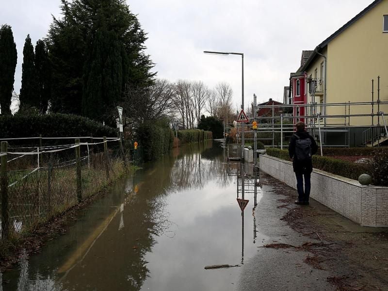 Das Wasser des Rheins steht im Kölner Stadtteil Kasselberg vor den Wohnhäusern. Foto:
