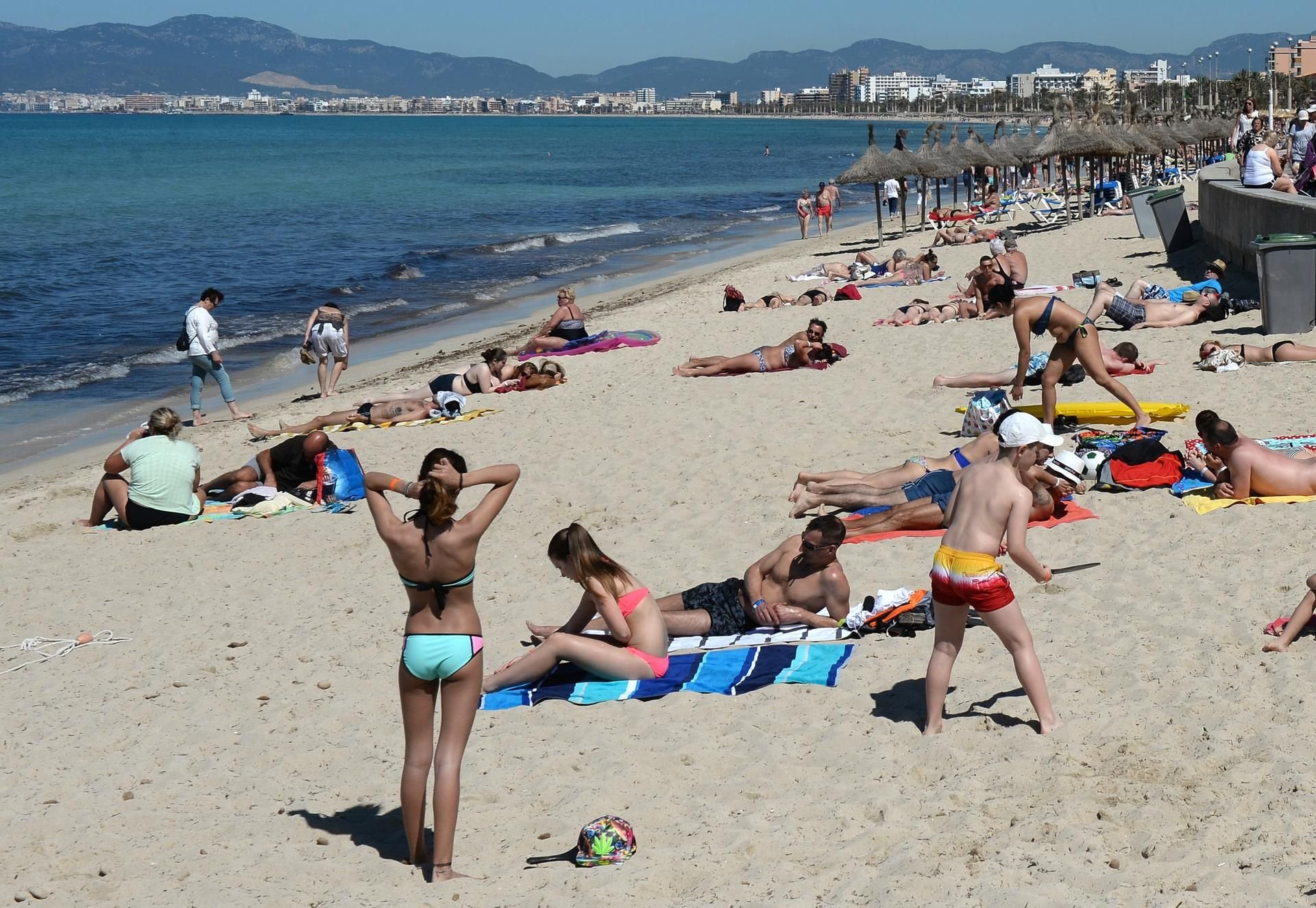 Bloß keinen Schmuck oder Wertsachen mit an den Strand nehmen: Das ist einer der Tipps der Guardia Civil für Mallorca-Urlauber.