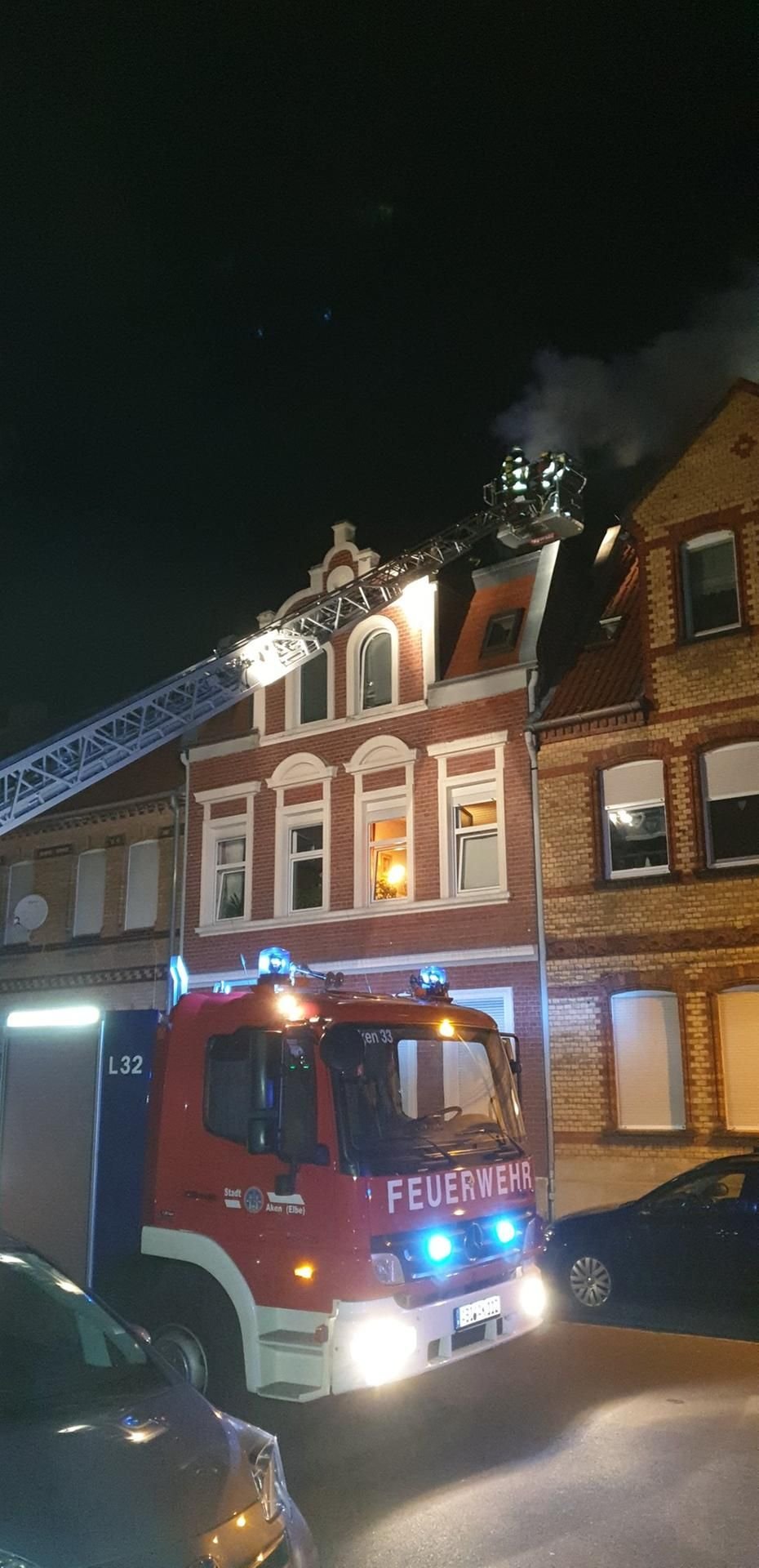 Die Drehleiter der Feuerwehr kam zum Einsatz.