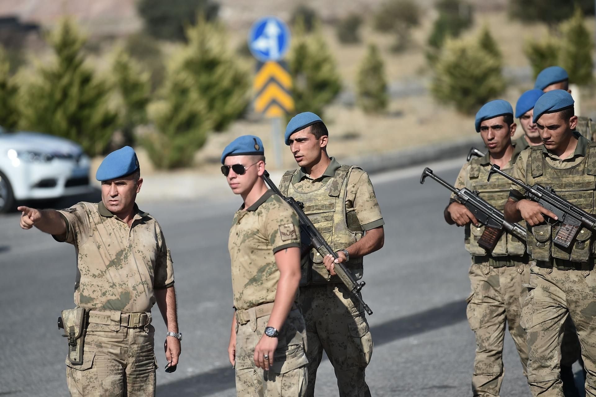 Türkische Soldaten bei einer Straßenkontrolle. (Symbolbild)
