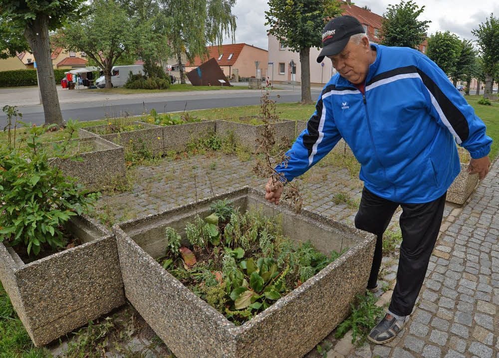 Udo Winter beklagt sich unter anderem über die ungepflegten Blumenkästen in der Lindenstraße.