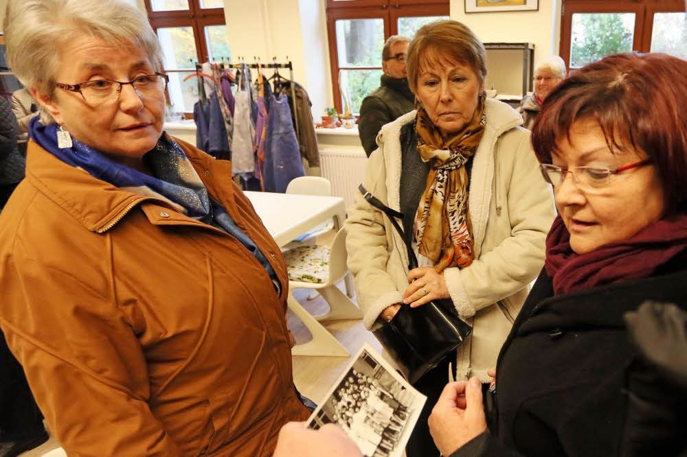 Ursula Tschirner, Monika Krege und Angela Hildenhagen schwelgen in Erinnerungen. Fotos helfen dabei.