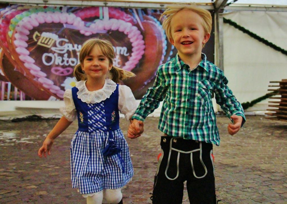 Die vierjährige Joleen und der gleichaltrige Nils waren zum Oktoberfest auf dem Marktplatz in Köthen zünftig gekleidet. Der dritte Festtag gehörte den Kindern.