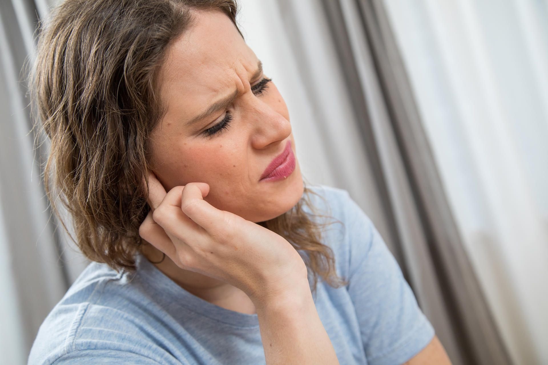 Nicht nur nervig: Wer Wasser im Ohr hat, sollte es zügig wieder herausholen - bevor sich etwas entzündet.