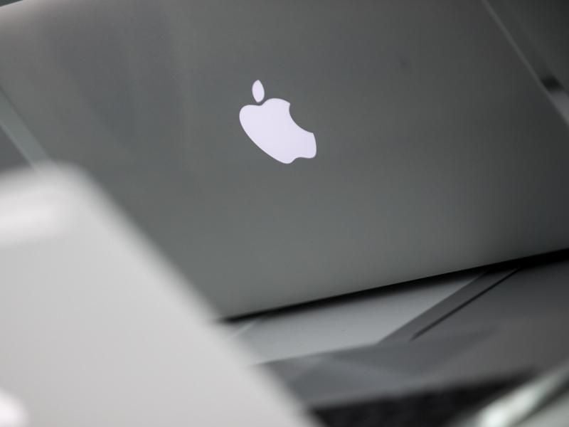 Zwar baut Apple in Zukunft eigene Chips in seine Computer ein, Geräte mit Intel-Chips sollen weiterhin unterstützt werden. Foto: Michael Kappeler/dpa/Archiv