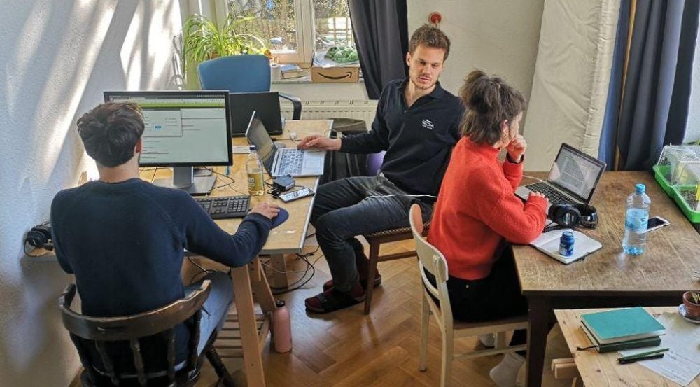 Dramaturg Kornelius Friz (Mitte) macht Home Office in Leipzig.