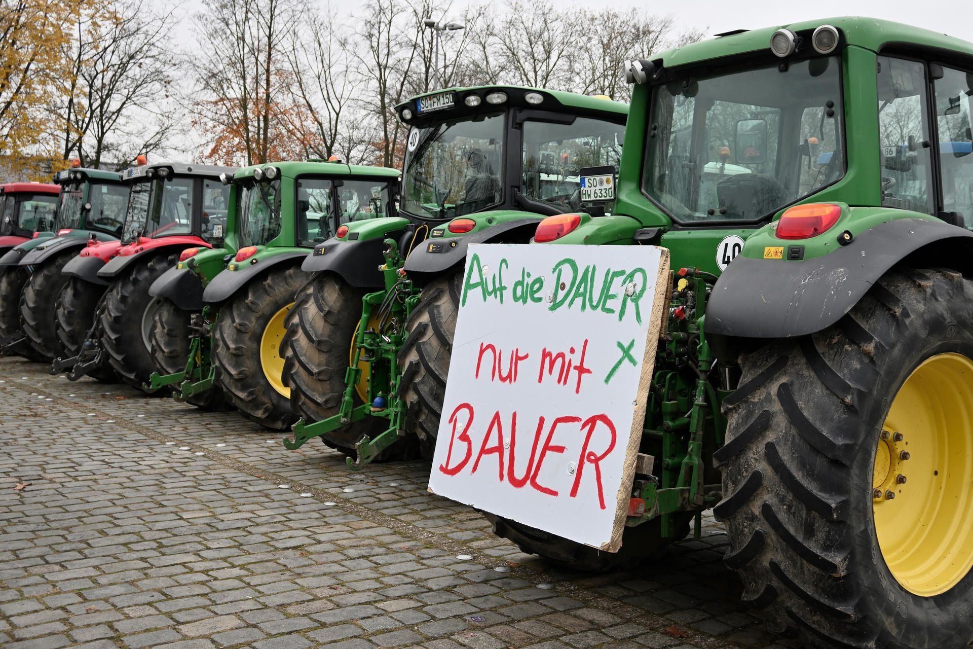 Auf dem Weg zum Bauernprotest in Berlin passierte ein Konvoi von fast 300 Traktoren am Montagnachmittag ohne größere Probleme die A9 zwischen Thüringen und dem Saalekreis.