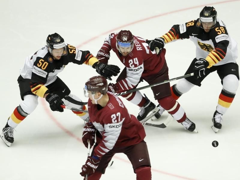 Die DEB-Spieler Patrick Hager (l) und Markus Eisenschmid (r) versuchen an den Puck zu kommen. Foto: Petr David Josek