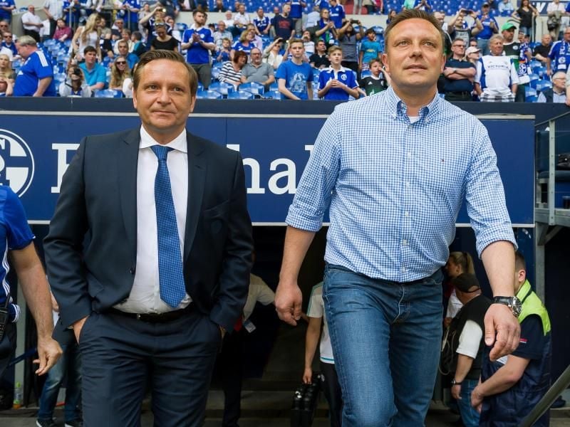 Horst Heldt (l) als Sportdirektor und 96-Trainer André Breitenreiter kehren erstmals nach Gelsenkirchen zurück. Foto: Guido Kirchner