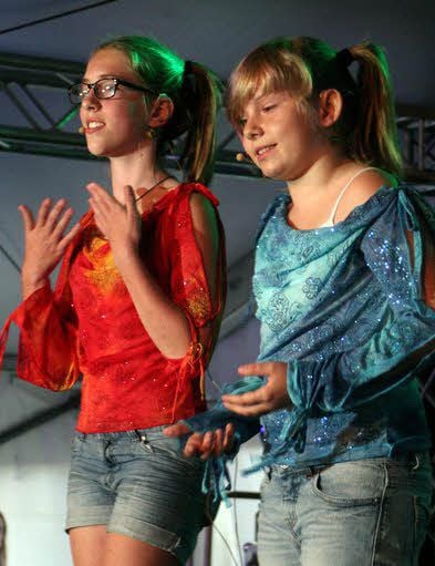 „Ein elektrisches Gefühl“ besangen Isabell Zimmermann und Sunshine Lilu Bernhardt.