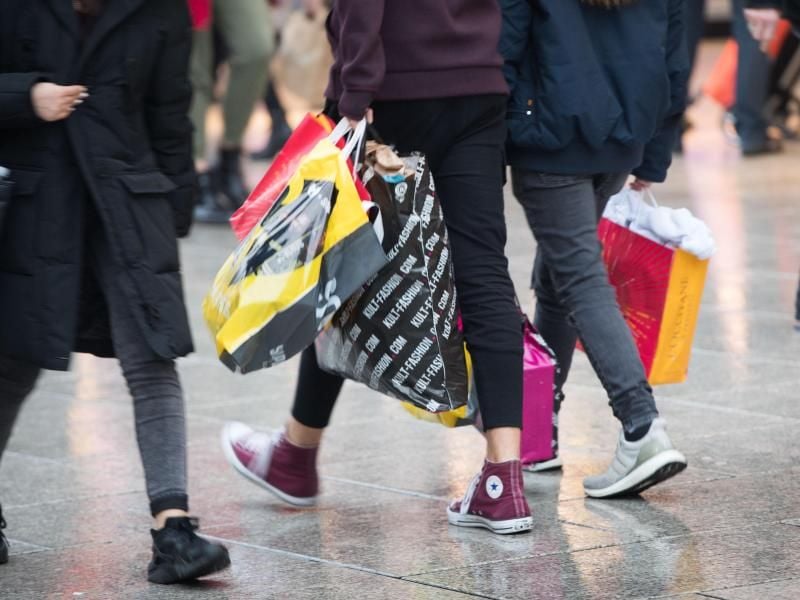 Mit zahlreichen Einkaufstüten in den Händen gehen Passanten über die Einkaufsmeile Zeil in Frankfurt. Foto: Frank Rumpenhorst/Archiv