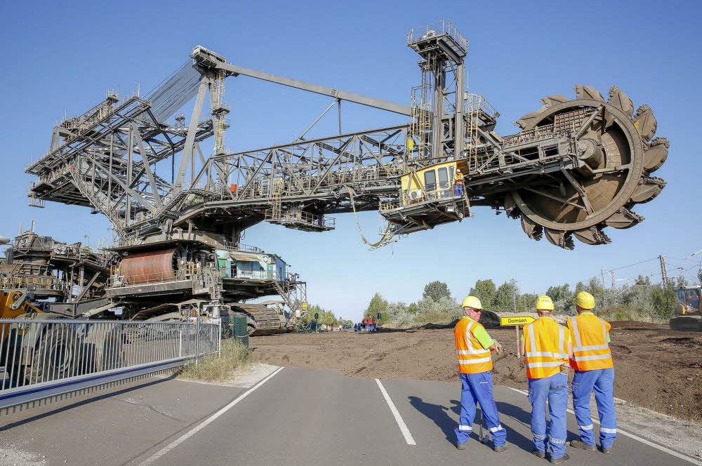 Das gelbe Schild gibt die Richtung vor. Im Abbaufeld Domsen soll der Bagger in einigen Wochen Kohle fördern. Erst wird er gewartet.