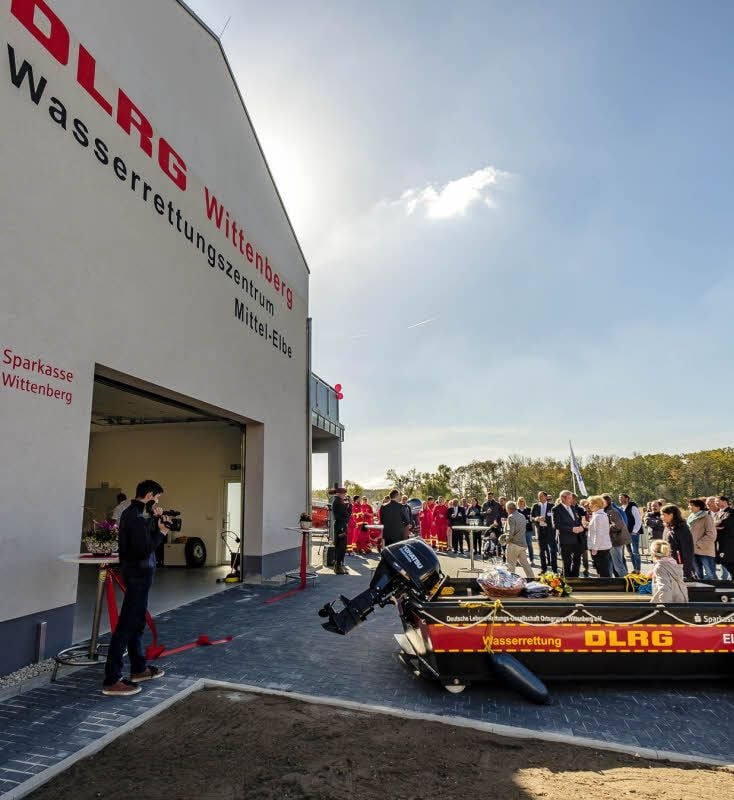 Das Band ist durchschnitten, das neue Haus der DLRG in Wittenberg offiziell seiner Bestimmung übergeben. Am Samstagnachmittag stand das Haus allen Neugierigen zur Besichtigung offen.
