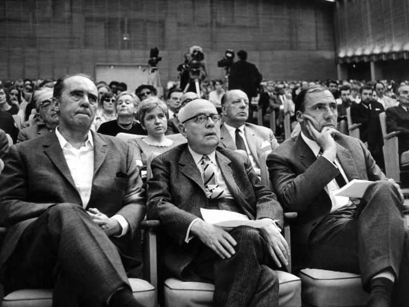 Der Schriftsteller Heinrich Böll (l-r), der Soziologie-Professor Theodor W. Adorno und Verleger Siegfried Unseld 1968 in Frankfurt. Foto: Manfred Rehm