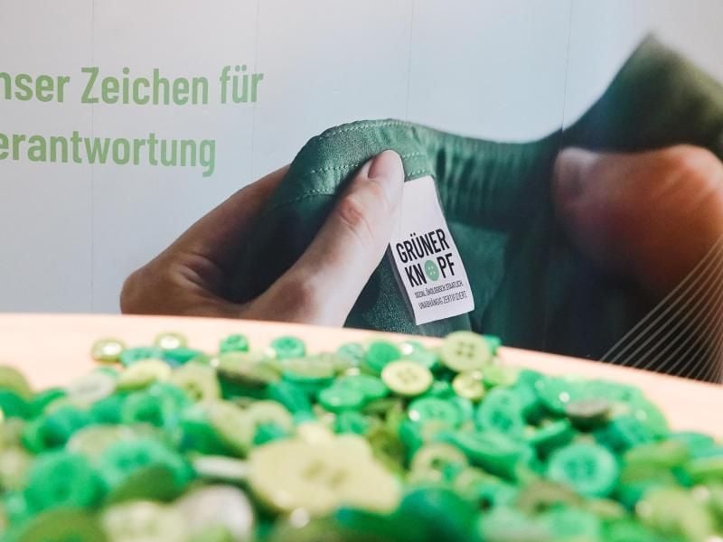 Bei Textilien mit dem „Grünen Knopf” werden soziale und ökologische Mindeststandards eingehalten. Foto: Jonas Klüter/dpa