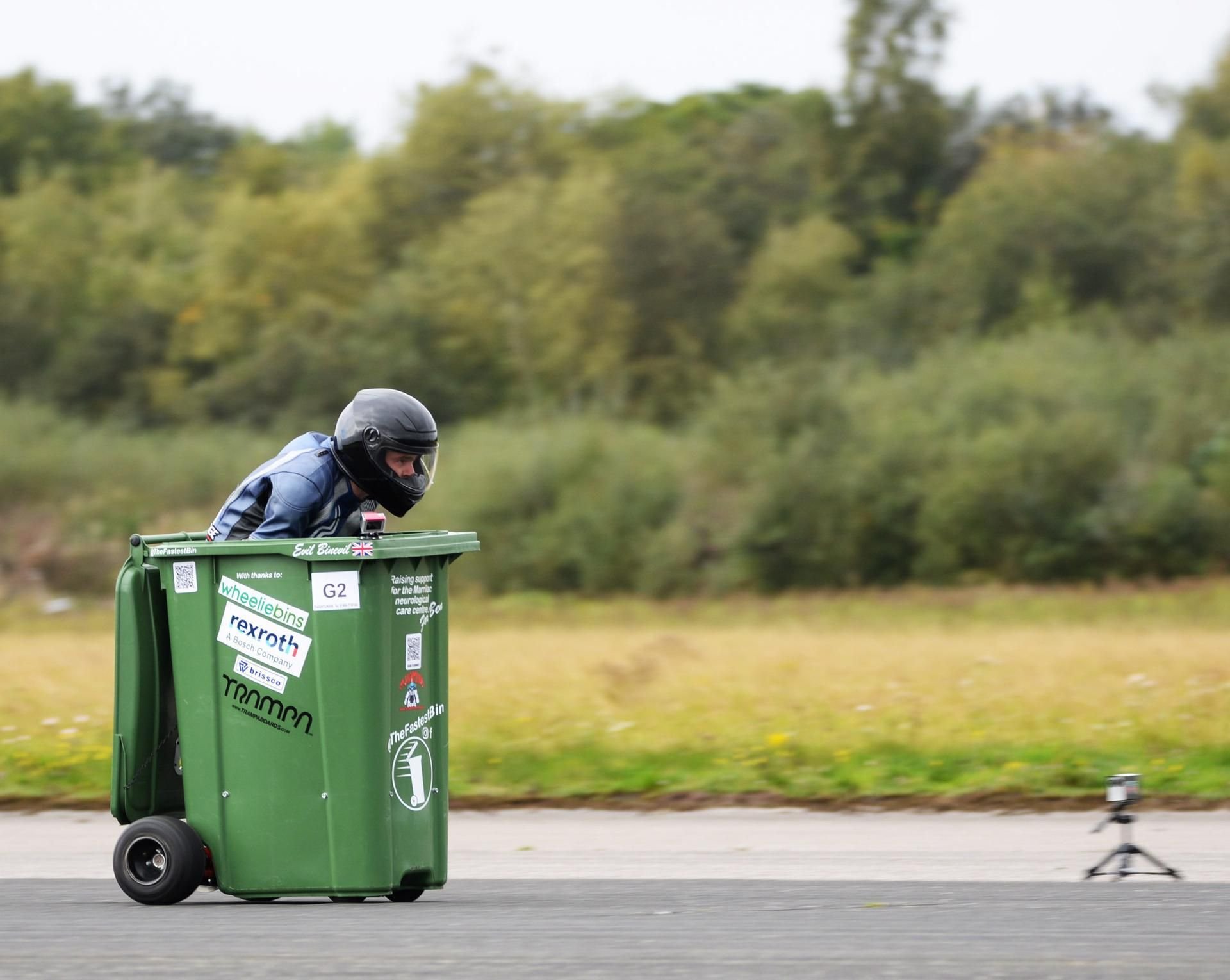 Andy Jennings, Konstrukteur aus Großbritannien, fährt in einer motorisierten Mülltonne in Weltrekord-Geschwindigkeit.