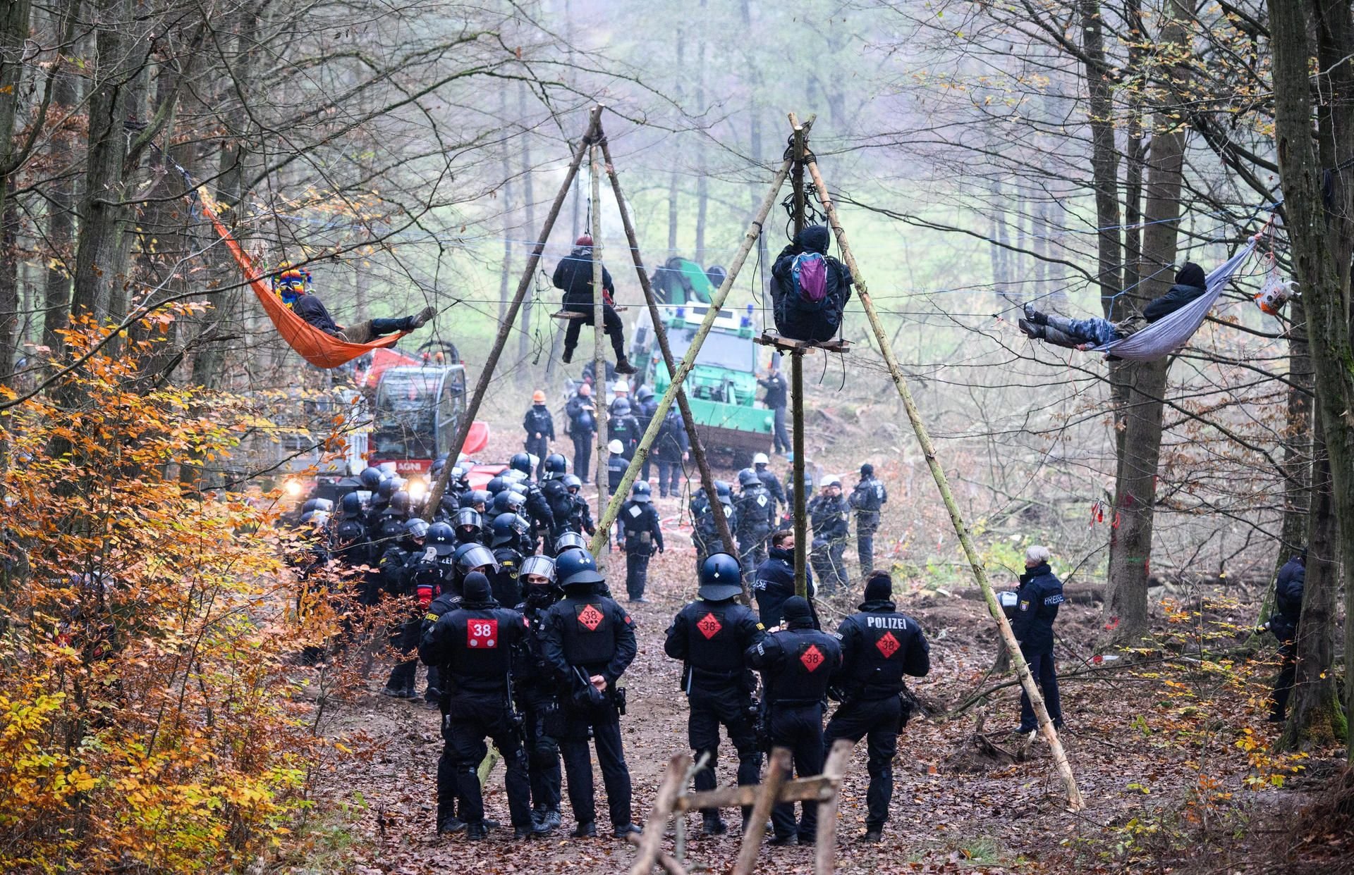 Die Polizei geht bei den Räumungen des Dannenröder Forstes von massiver Gegenwehr aus.