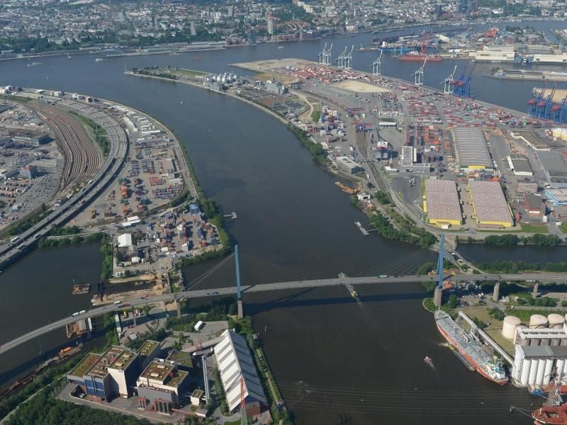 Die Köhlbrandbrücke (vorn) ist im Hafen von Hamburg zu sehen. Foto: Marcus Brandt/Archiv