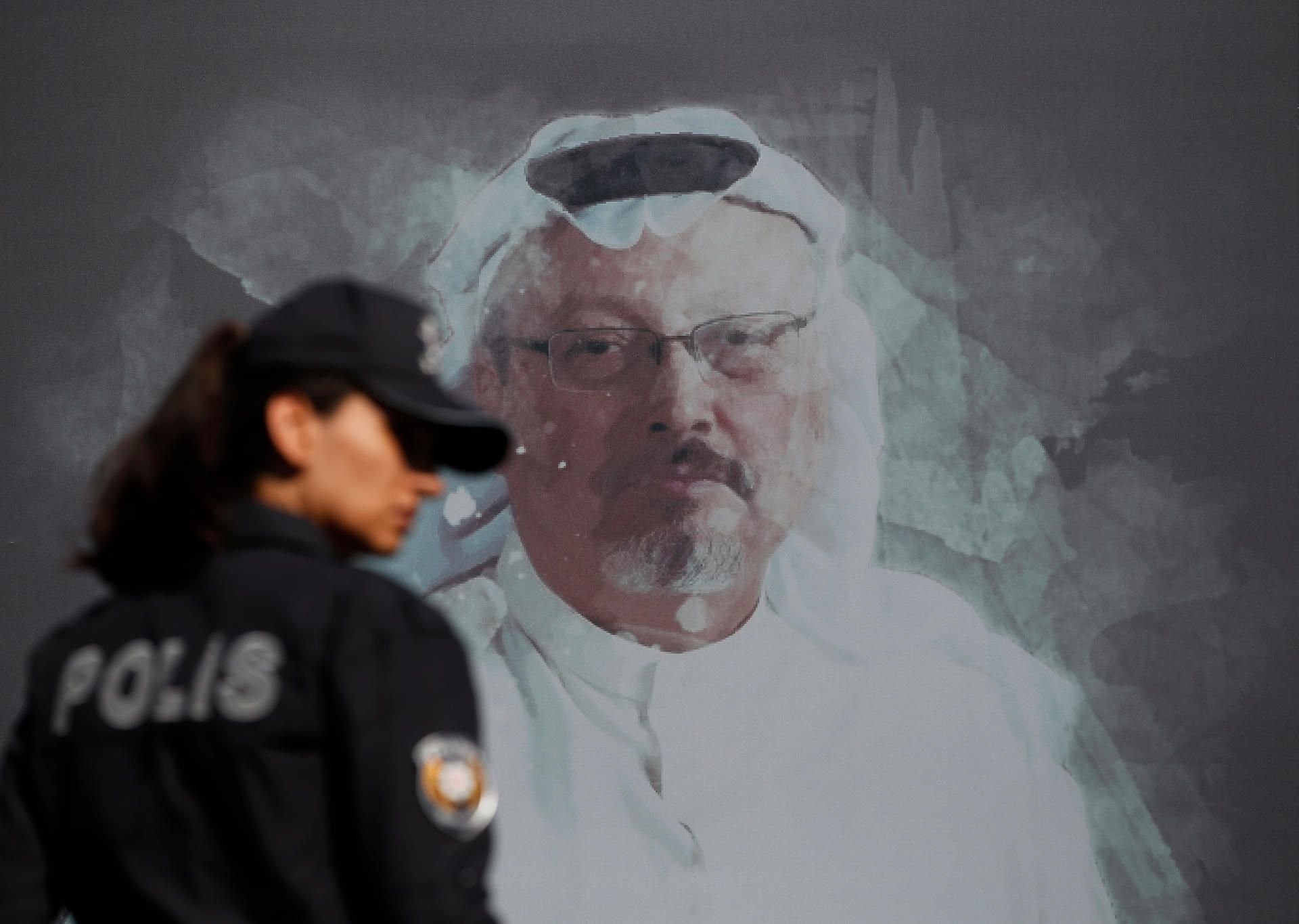 Eine Polizistin geht in der Nähe des saudischen Konsulats an einem Wandbild vorbei, welches den ermordeten Journalisten Jamal Khashoggi zeigt.