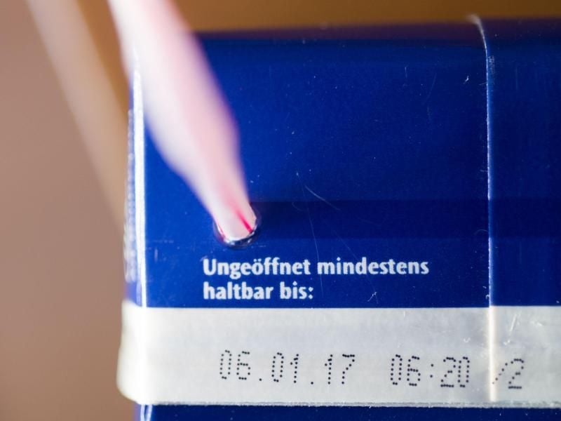Die Debatte um vermeintlich abgelaufene Lebensmittel geht weiter: Eine große Mehrheit der Deutschen fordert, Supermärkte sollten abgelaufene Lebensmittel spenden müssen. Foto: Lino Mirgeler