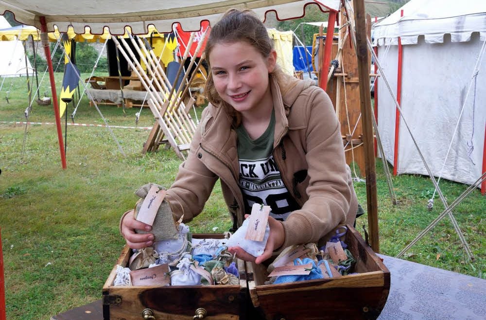 Des Königs zwölfjährige Tochter Lee-Fabienne spielt eine Magd.