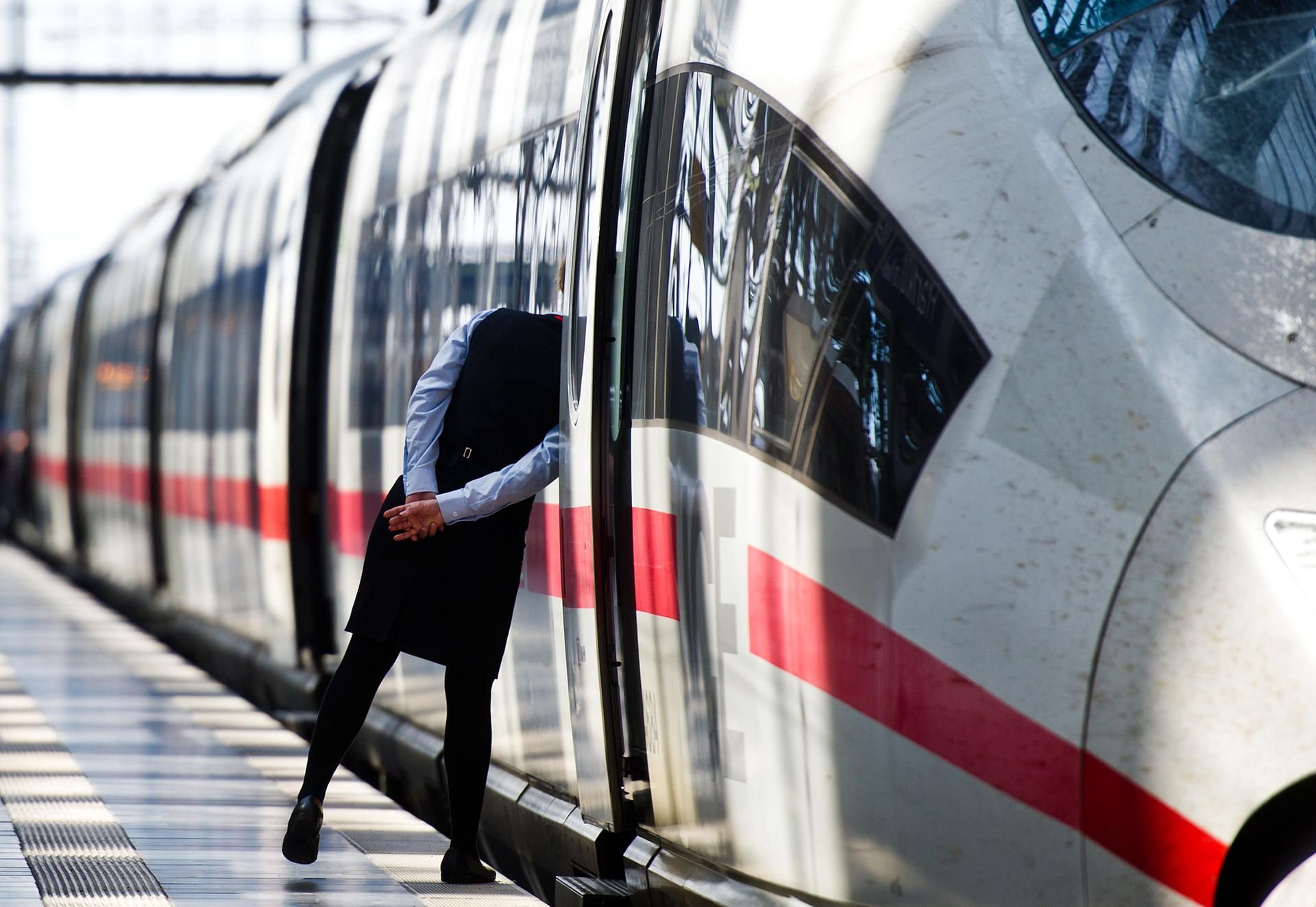 Ein InterCityExpress - ICE - steht am Bahnsteig