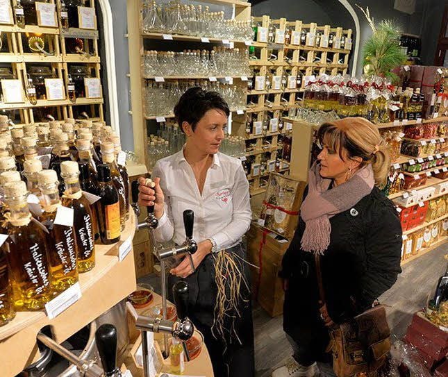 Die Besucher können auch in Läden in der Innenstadt einkaufen.
