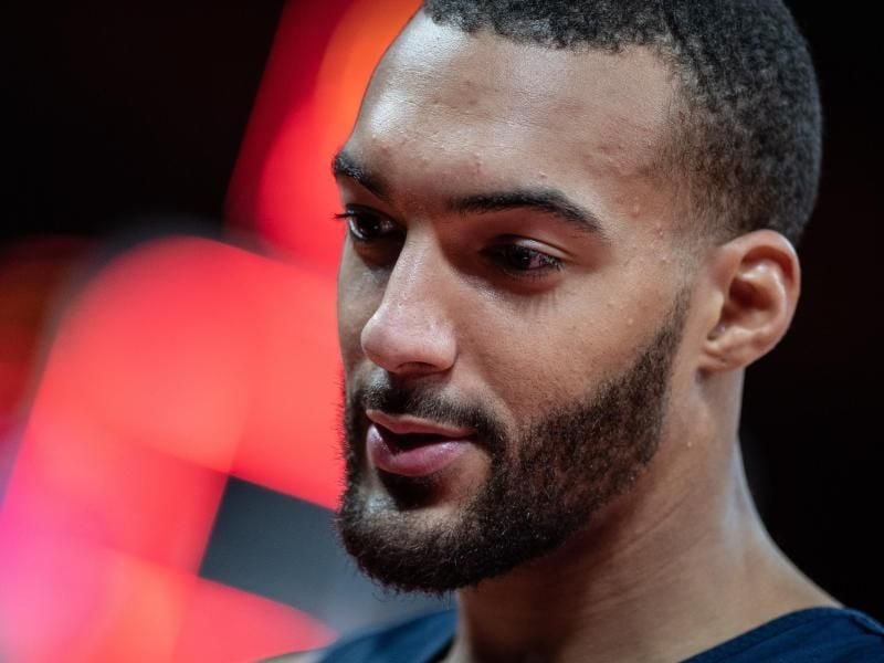 Der Basketballspieler Rudy Gobert hat die ersten Punkte nach dem Re-Start erzielt. Foto: Swen Pförtner/dpa
