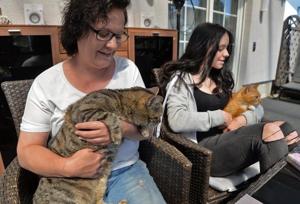 Melanie Burkart und Tochter Josie müssen den Verlust ihrer Katze Molly verkraften.