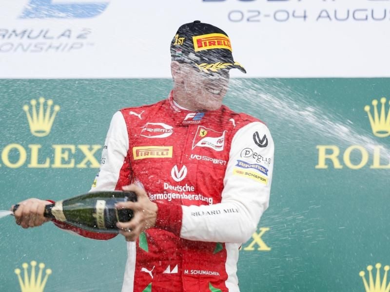 Champagnerdusche: Mick Schumacher feiert seinen Sieg in Budapest. Foto: James Gasperotti/ZUMA Wire