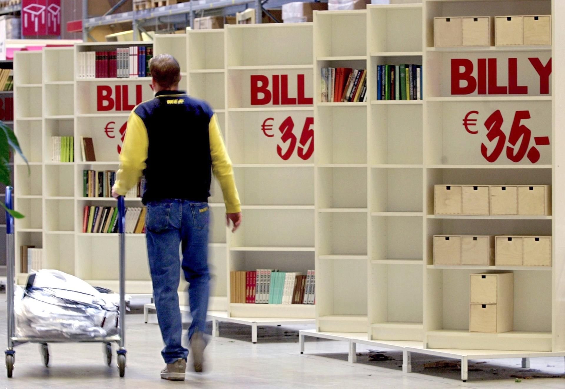 Ein Mitarbeiter des schwedischen Möbelkonzerns IKEA schiebt am 17.10.2002 in einer Filiale bei Wallau einen Einkaufswagen an dem Bestseller-Regal "Billy" vorbei.