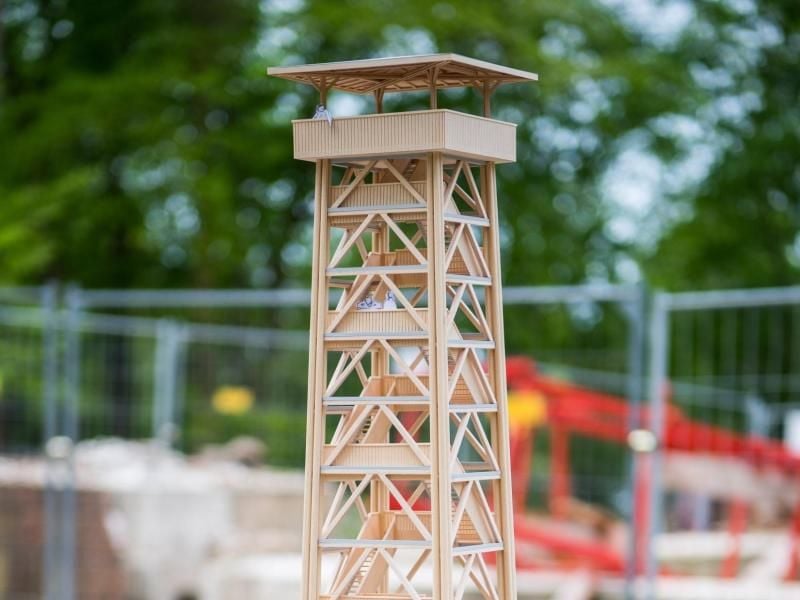 Ein Modell des neuen Goetheturms steht auf dem Bauplatz für den Turm. Foto: Andreas Arnold