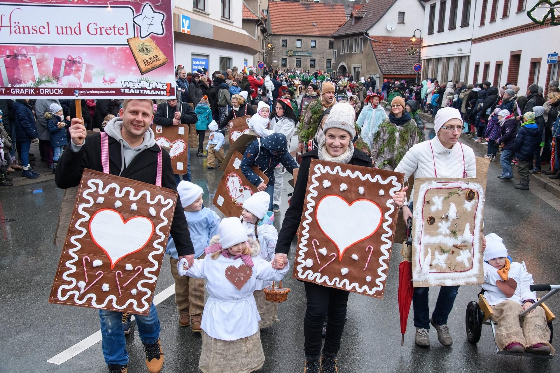 Bilder wie dieses wird es am dritten Adventwochenende in Bad Bibra nicht geben. Die Verbandsgemeinde An der Finne sagte den diesjährigen Märchenumzug ab.