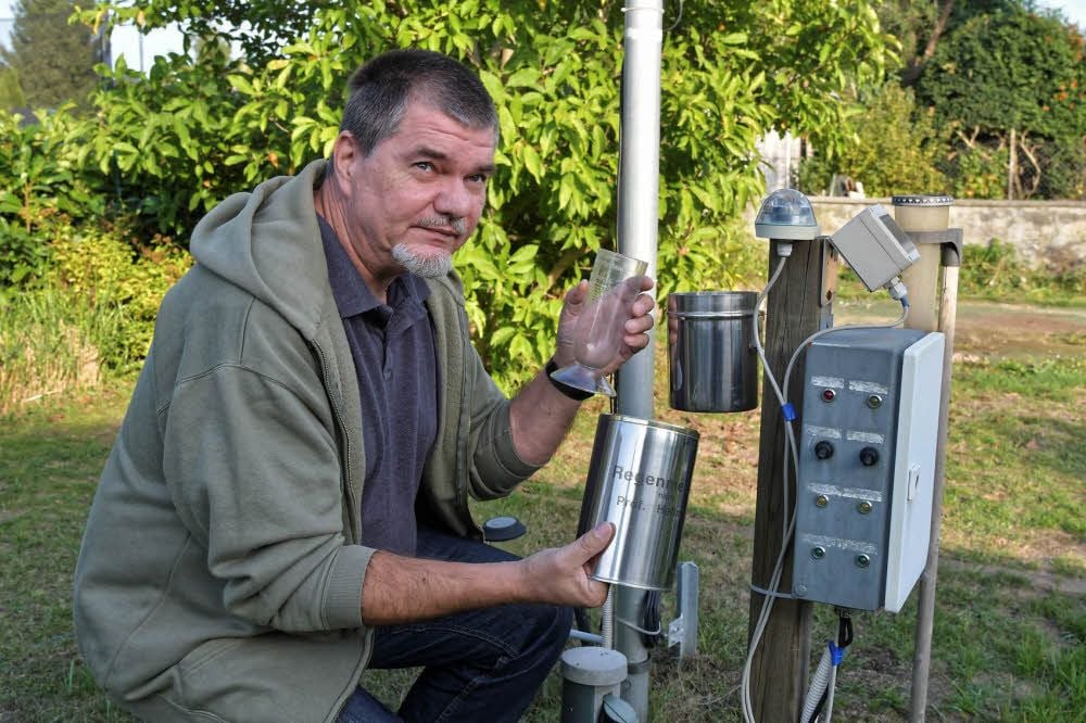 Dirk Lindner misst an seiner Wetterstation auch den gefallenen Niederschlag.