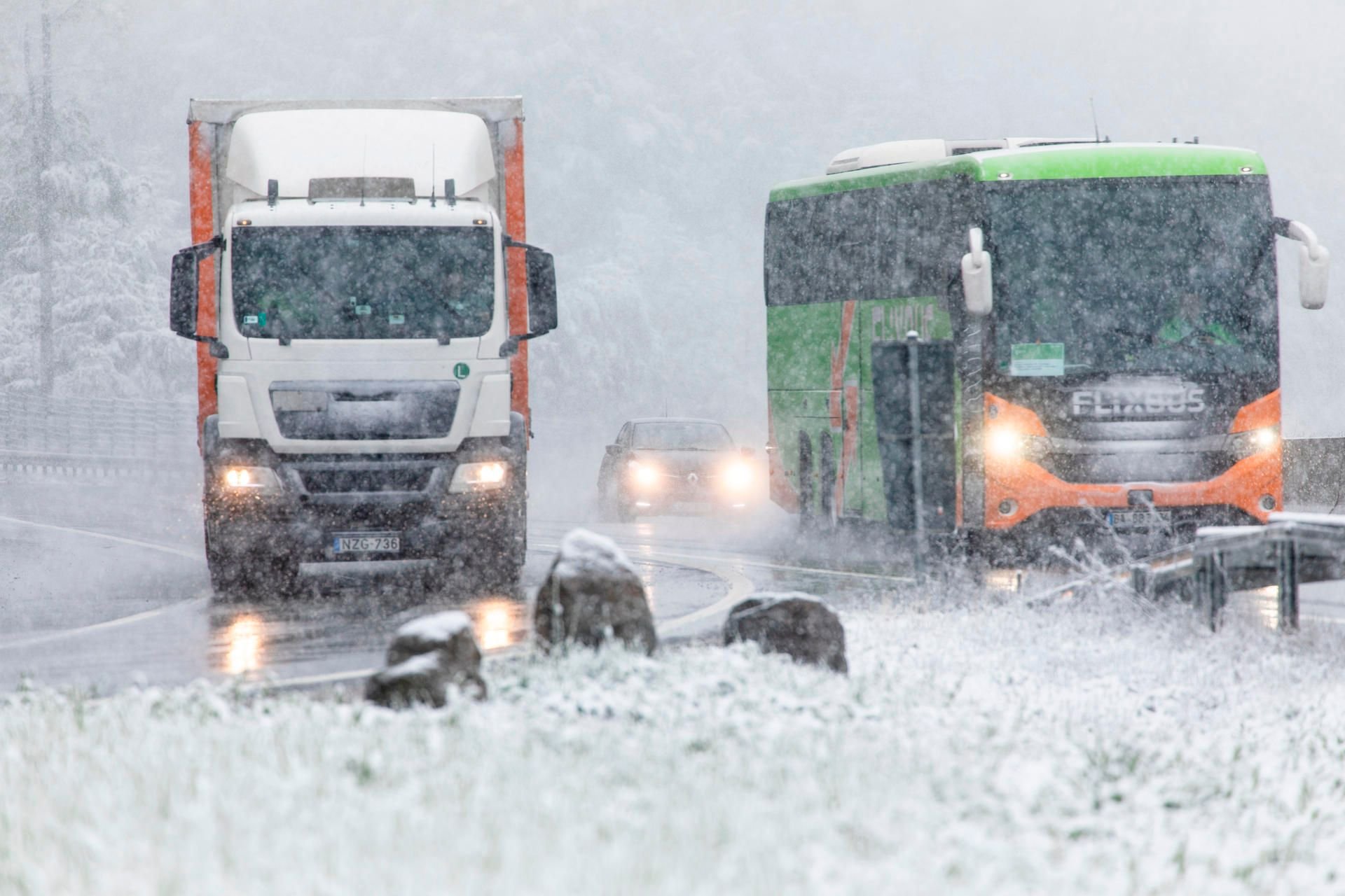 Auf der A4 fahren Fahrzeuge durch rieselnden Schnee, der in den frühen Morgenstunden einsetzte. Ein von Norden kommende Kaltfront sorgt in fast ganz Deutschland für ein deutlich unterkühltes Wochenende.