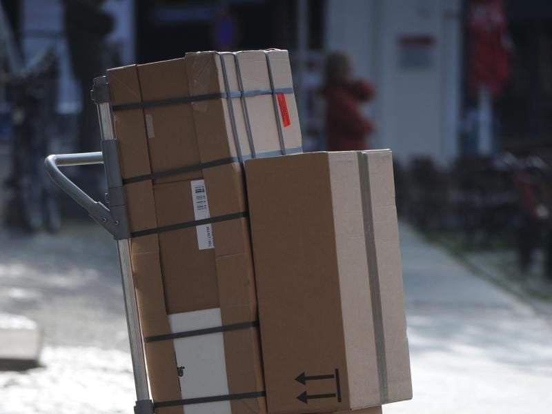 Wer Produkte im Internet bestellt, sollte bei den Versandkosten genau hinschauen. Hier greifen Online-Händler häufiger zu Tricks. Foto: Stefan Sauer