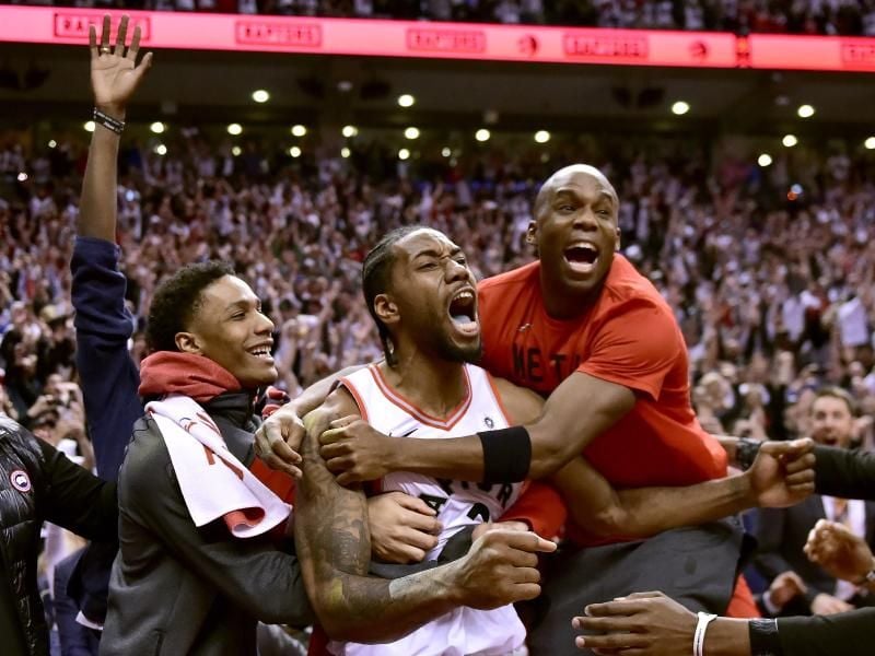 Kawhi Leonard (M) feiert den Sieg seiner Toronto Raptors gegen die Philadelphia 76ers. Foto: Frank Gunn/The Canadian Press/AP